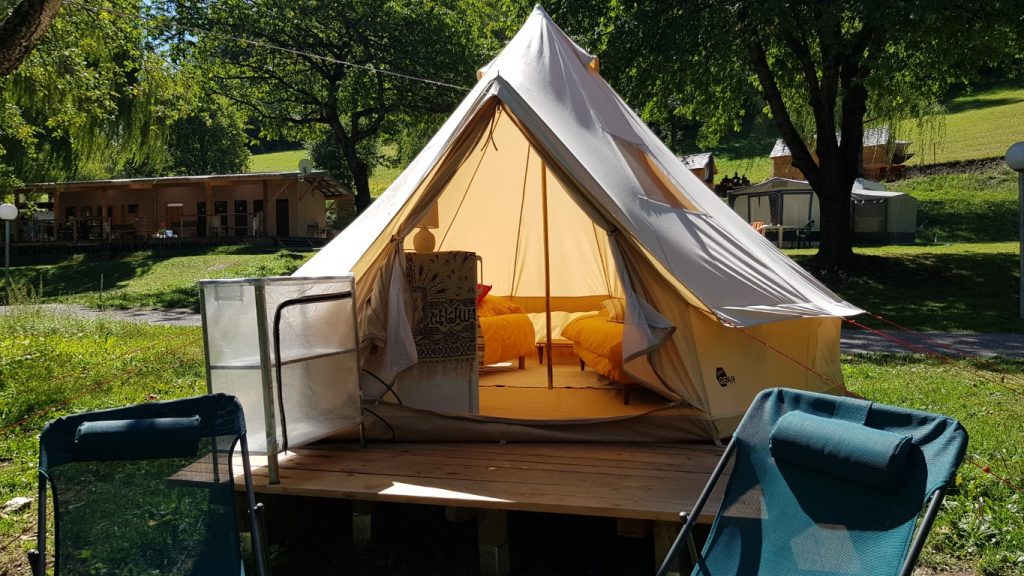 Tipi proche du ruisseau