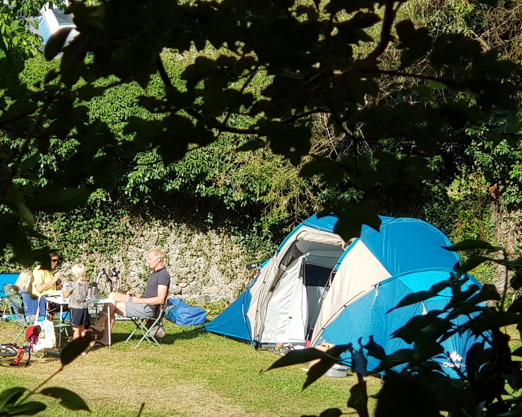 CAMPING LE NOYER DU BARON EMPLACEMENT DE LA BARONNE