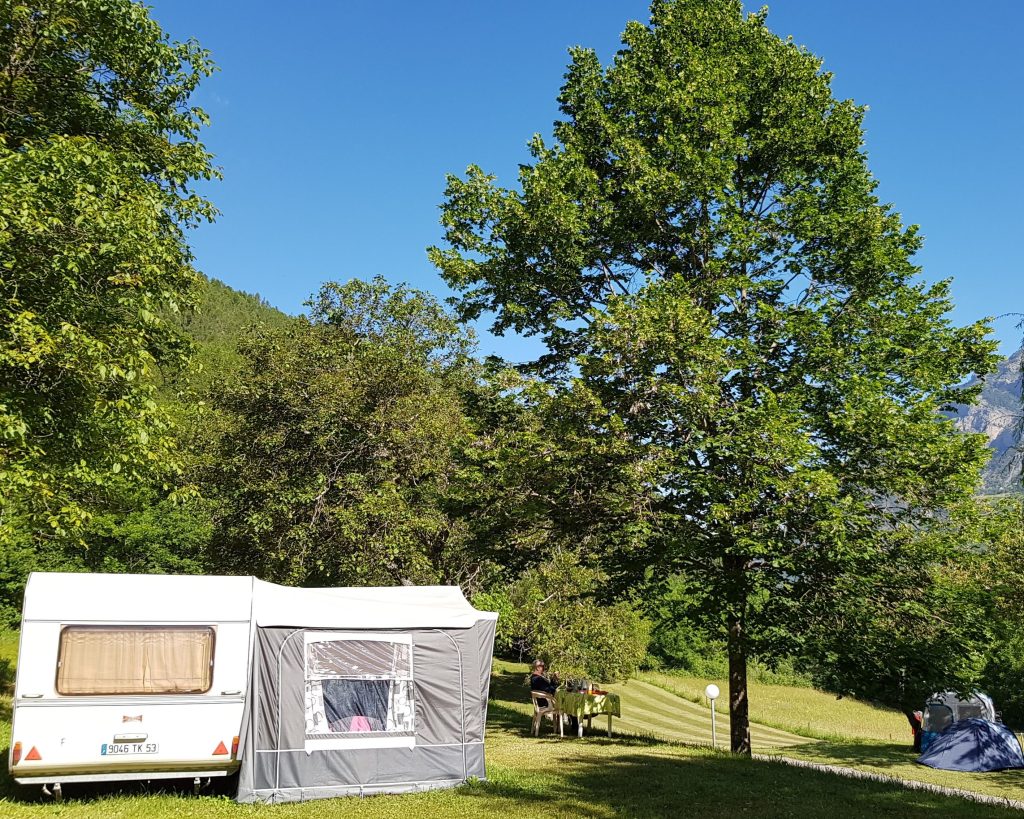 CAMPING LE NOYER DU BARON EMPLACEMENT VUE MONTAGNE GOURETTE