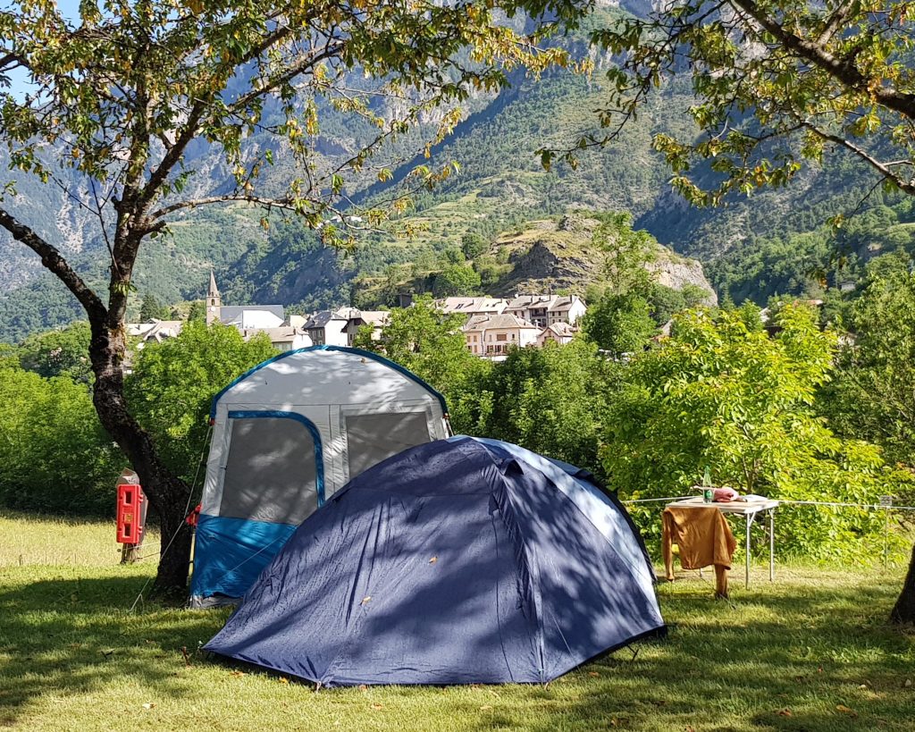 CAMPING VUE MONTAGNE ET VILLAGE